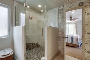 Combined shower/bathtub, hair dryer, towels - Bayfront Dream - Bay Views, Rooftop, W/D & Garage (Mission Beach)