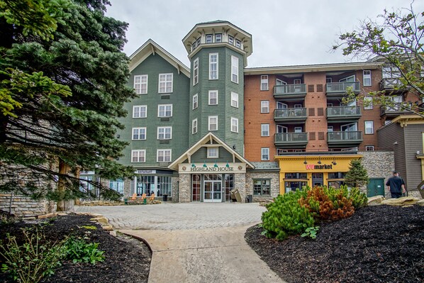 Exterior - Highland House #102-104: 2Br: 2 Bath (Snowshoe)