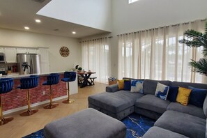 Een smart-tv en een open haard