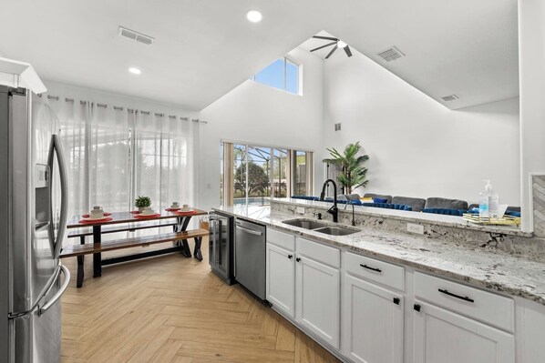 Fridge, microwave, oven, stovetop - The Dream Vacation Home! (Clermont)