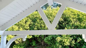 A white gazebo with a triangular roof structure, surrounded by lush green foliage. - Villa Amanda - Strandnahe Fewo in Zentraler Aber Ruhiger Lage in Binz - Villa Amanda Fewo Nr.09 (Binz)