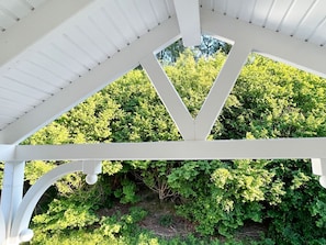 A white gazebo with a triangular roof structure, surrounded by lush green foliage. - Villa Amanda - Strandnahe Fewo in Zentraler Aber Ruhiger Lage in Binz - Villa Amanda Fewo Nr.09 (Binz)