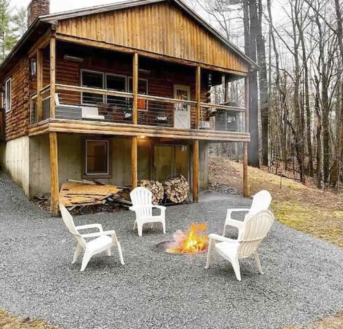White Mountains - Cozy cabin by the lake with fire pit.