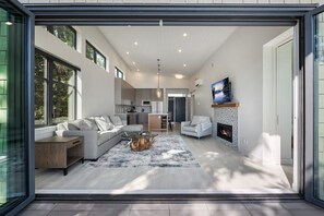 Fernseher, Kamin