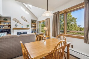 Interior - Welcoming Two condo with pool, hot tub, and more- J3 (Killington)
