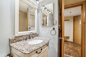 Combined shower/bathtub, towels - Quaint Condo with access to pool and hot tub D5 (Killington)