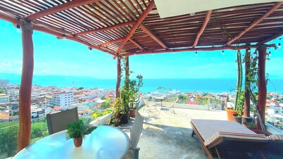 Panoramic Glam Tree-House Spectacular OCEAN VIEW+Pool~Steps from Beach & Malecon