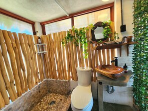 SĂšche-cheveux, serviettes fournies, savon, papier toilette