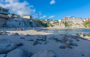 Beach nearby, sun-loungers, beach towels - NEW! BEAUTIFUL, SPACIOUS, AND LESS THAN 5 MINUTE WALK TO BEACH!  (Cabo San Lucas)