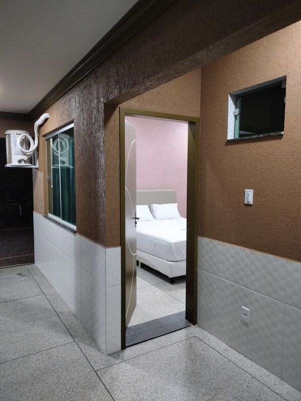 1 dormitori, planxa i posts de planxar i wifi