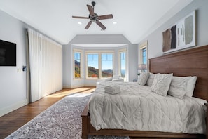 5 bedrooms, iron/ironing board, WiFi, bed sheets - Majestic Mountain Manor | Perfect, Pet-Friendly Mountain Retreat with Amazing Views (Union Mills)
