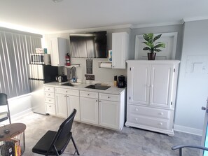 Private kitchen - The Corner Apartment. In the Heart ❤️ of Anderson. (Anderson)