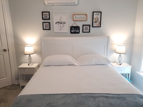 1 bedroom, iron/ironing board, WiFi, bed sheets - The Corner Apartment. In the Heart ❤️ of Anderson. (Anderson)