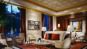 Un hall d’entrée spacieux, doté d’un grand espace salon, d’une table basse et offrant une vue sur l’extérieur.
