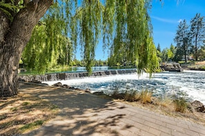 Pool - Newly Renovated Pioneer Park Condo in Downtown Bend! (Bend)