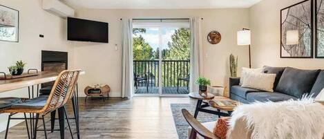 Téléviseur, foyer, livres