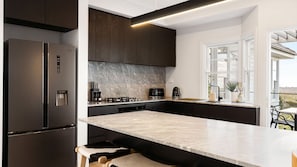 Frigorifero, microonde, forno, piano cottura