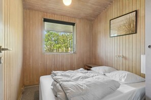 3 bedrooms, iron/ironing board, free WiFi