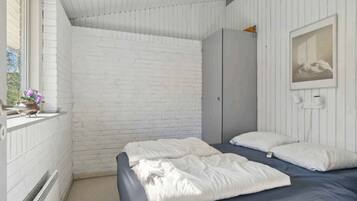 3 bedrooms, iron/ironing board, free WiFi