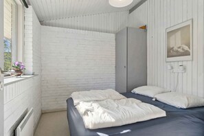 3 bedrooms, iron/ironing board, free WiFi