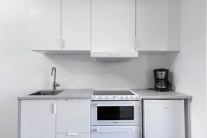 Frigorifero, forno, piano cottura, lavastoviglie