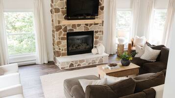 Smart TV, fireplace