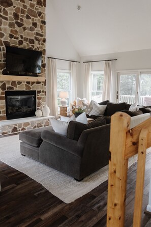 Smart TV y chimenea 