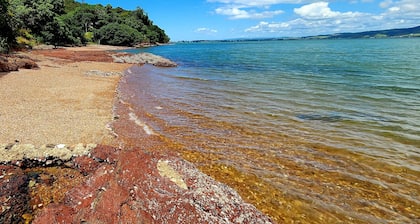 Seaside Kiwiana Stay Private Beach Access