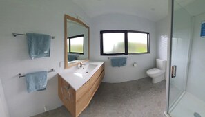 Dusj, hårføner, håndklær og såpe