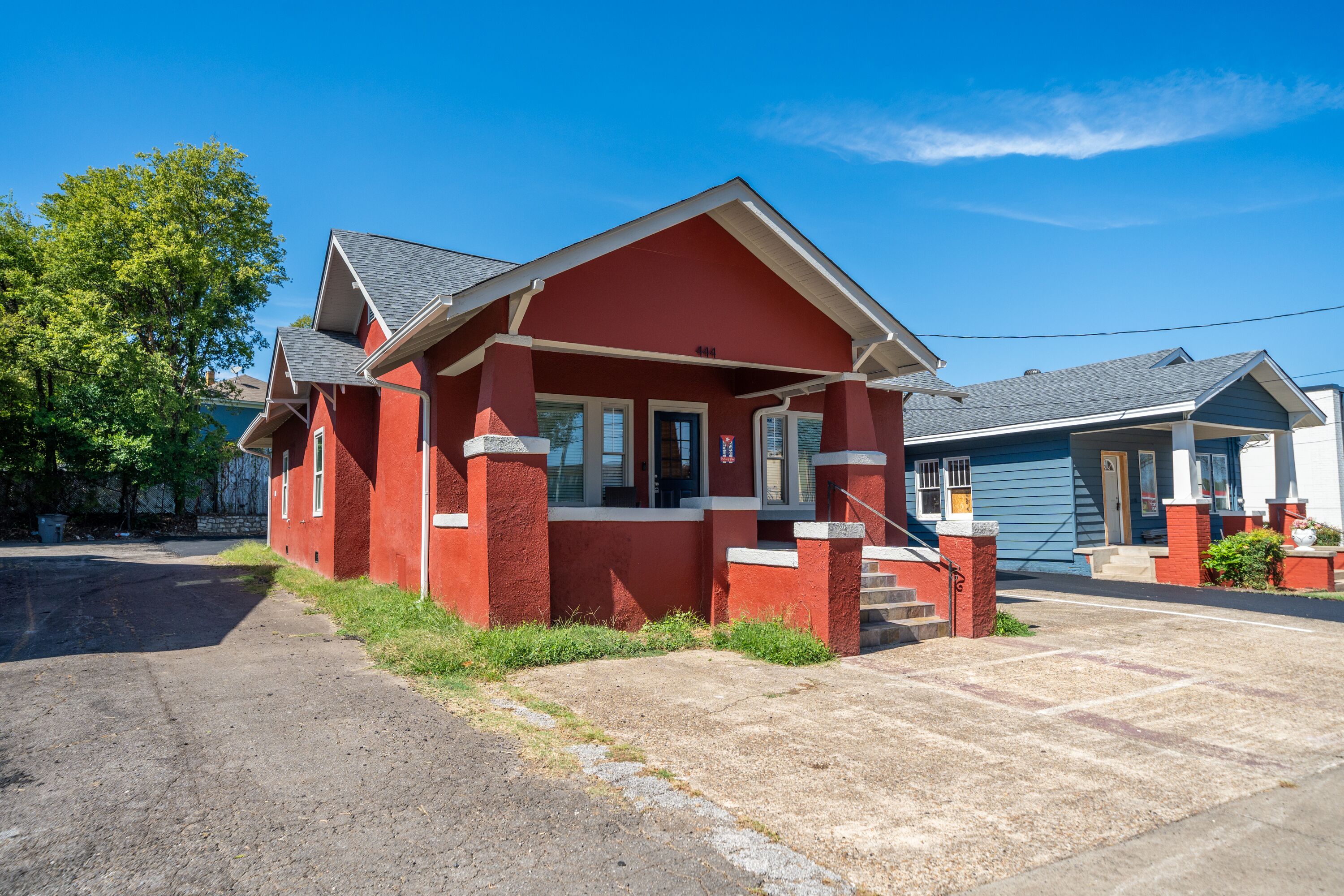 Ein rotes Haus mit Veranda und Garage.