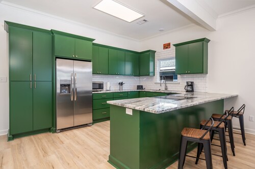 NEW! Havana Nights - 4 bed/2 bath house Downtown! New furnishings!