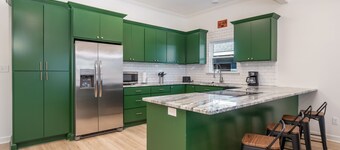 NEW! Havana Nights - 4 bed/2 bath house Downtown! New furnishings!