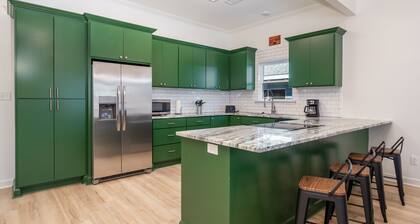 NEW! Havana Nights - 4 bed/2 bath house Downtown! New furnishings!