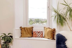 Interior - Edinburgh Castle Views! Stylish 2BD Flat, Sleeps 4 (Edinburgh)