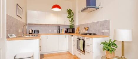 Een koelkast, een microgolfoven, een oven, een kookplaat