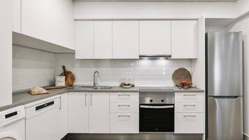 Frigorífico, microondas, horno y placa de cocina