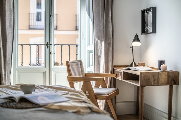 2 soverom, skrivebord, strykejern/-brett og wi-fi