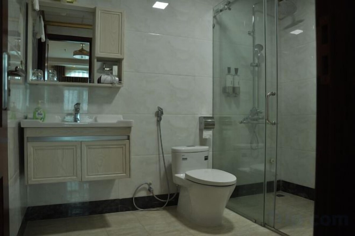Phòng tắm | Vòi sen thủy lực, máy sấy tóc, dép đi trong nhà, chậu vệ sinh/vòi rửa 