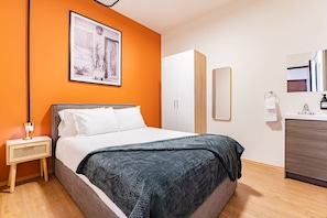 1 chambre, bureau, fer et planche à repasser, draps fournis