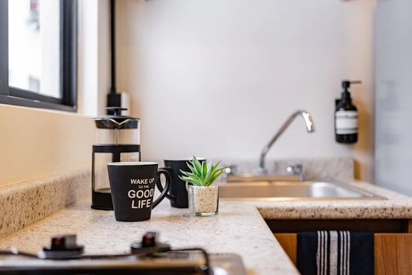 Kühlschrank, Mikrowelle, Herdplatte, Wasserkocher mit Kaffee-/Teezubehör