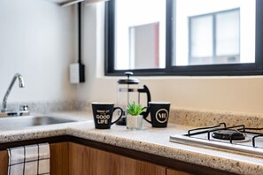 Kühlschrank, Mikrowelle, Herdplatte, Wasserkocher mit Kaffee-/Teezubehör