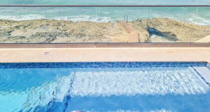 Luxury Ocean front SeaDreams 2 with 7 Mile Beach Views, rooftop, pool, Spa