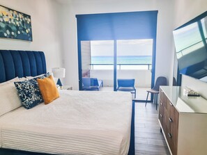 3 bedrooms, desk, iron/ironing board, free WiFi - Stunning views of Seven Mile Beach, luxurious rooftop and oceanfront pool. (West Bay)