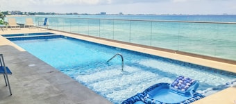 Luxury Ocean front SeaDreams 2 with 7 Mile Beach Views, rooftop, pool, Spa