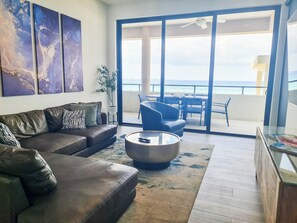 Smart TV - Stunning views of Seven Mile Beach, luxurious rooftop and oceanfront pool. (West Bay)