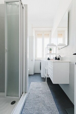 Sèche-cheveux, bidet, serviettes fournies, savon
