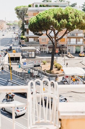 Property grounds - Explore Rome from Casa Boccea 112: Your Perfect Stay Near Vatican City & more (Roma)