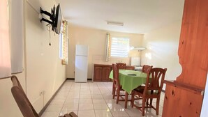 Une cuisine spacieuse avec un coin repas, un banc en bois et un meuble.