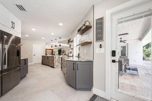 Fridge, microwave, oven, stovetop - Beautiful resort castle in Naples, Florida (Naples)