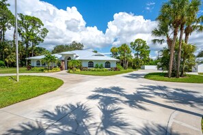 Property grounds - Beautiful resort castle in Naples, Florida (Naples)
